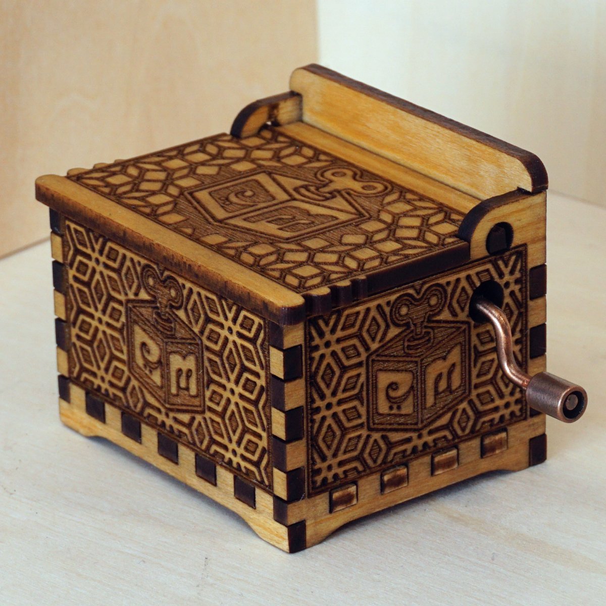 Hand-cranked music box in illustrated cardboard made by Belle