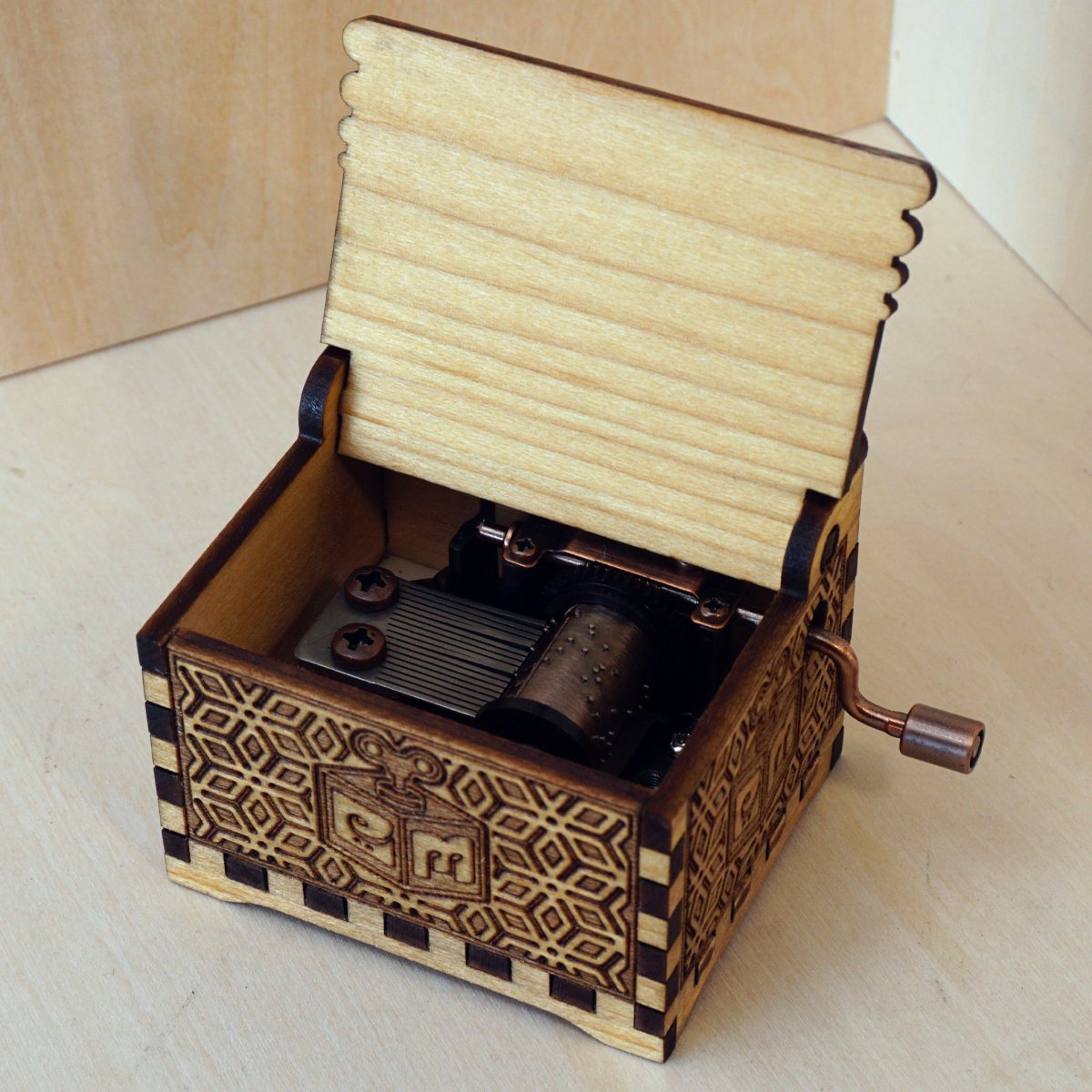 Hand-cranked music box in illustrated cardboard made by Belle Lurette -  Item# of this hand-cranked