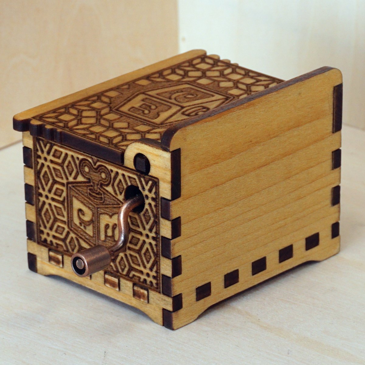 Hand-cranked music box in illustrated cardboard made by Belle Lurette -  Item# of this hand-cranked
